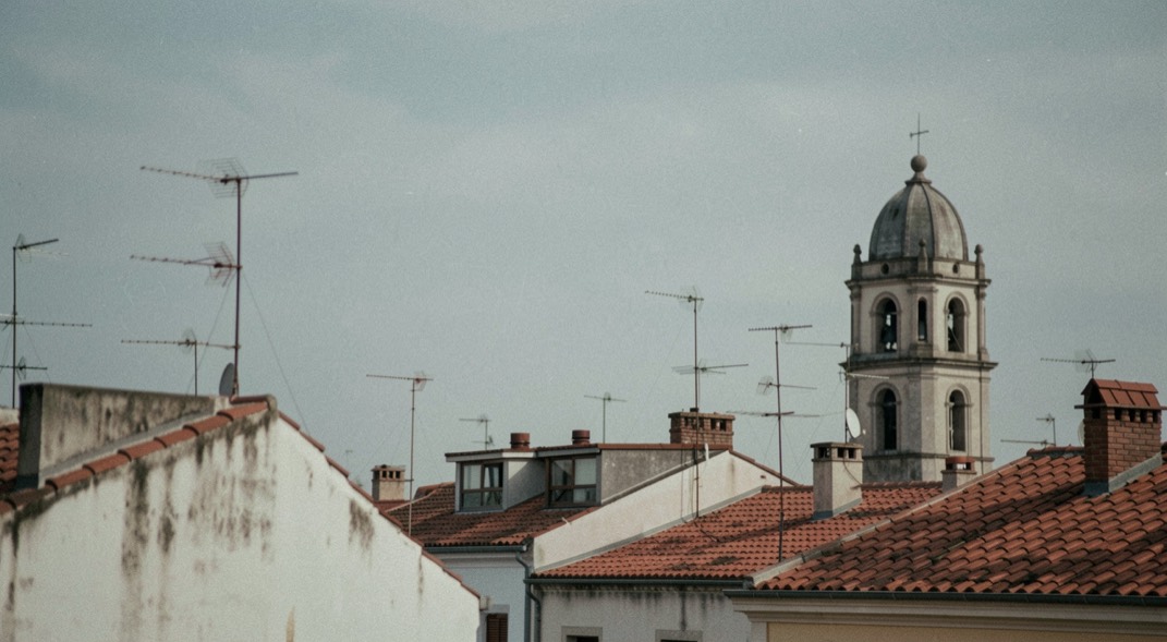 Veduta dei tetti e delle mura del centro storico di Alghero in Sardegna.